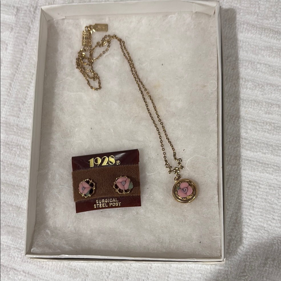 1928 Gold And Pink Necklace With Intricate Pendant 20$